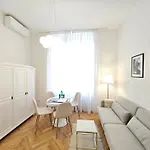 Appartamento Urban Nest Wolfova By The Triple Bridge *