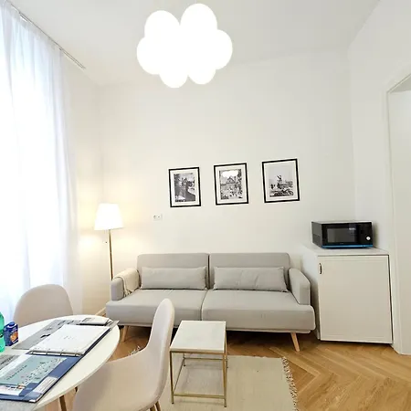 Urban Nest Wolfova By The Triple Bridge Daire *