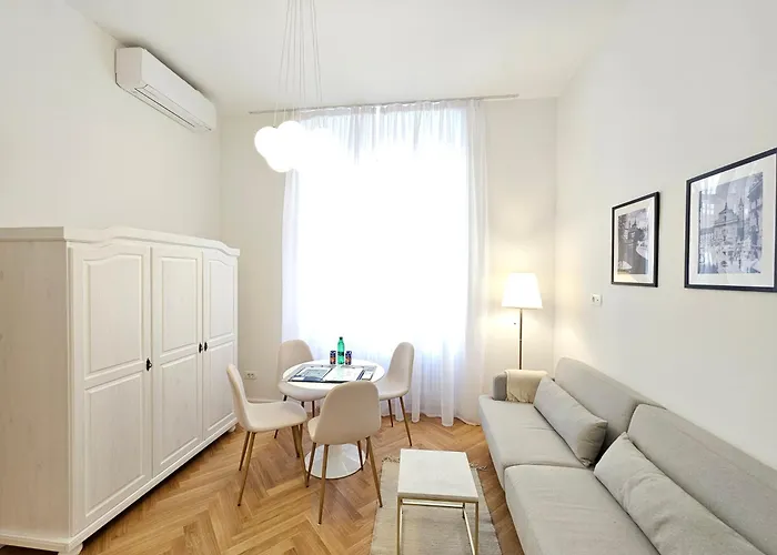 Daire Urban Nest Wolfova By The Triple Bridge *