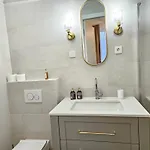 Urban Nest Wolfova By The Triple Bridge דירה