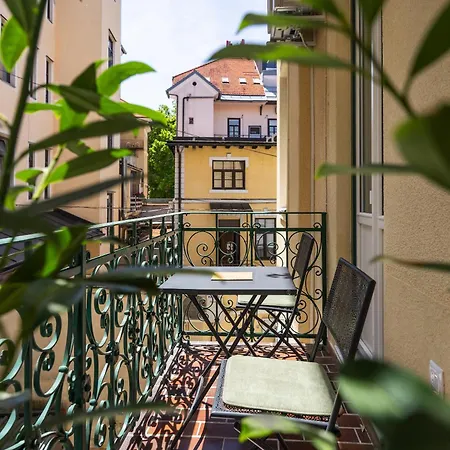 Urban Nest Wolfova By The Triple Bridge