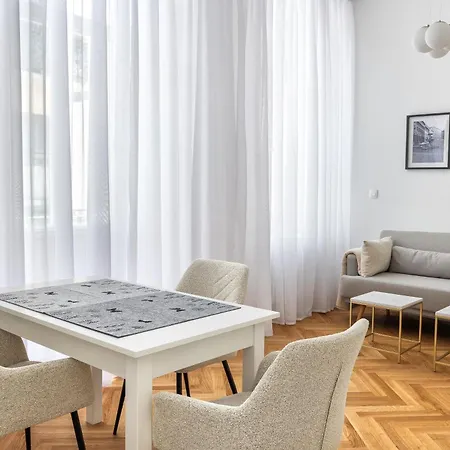 Urban Nest Wolfova By The Triple Bridge Appartement *