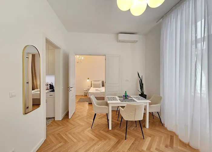 Urban Nest Wolfova By The Triple Bridge *