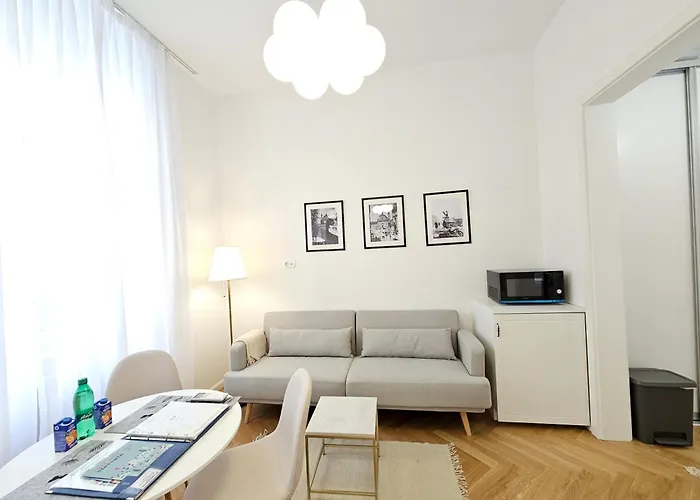 Urban Nest Wolfova By The Triple Bridge דירה *