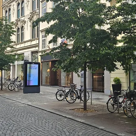 Urban Nest Wolfova By The Triple Bridge *