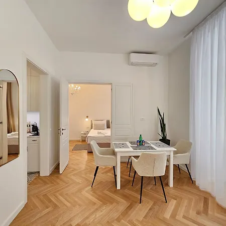 Urban Nest Wolfova By The Triple Bridge *